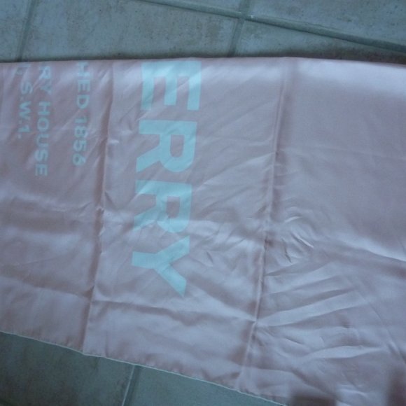 [[[BURBERRY]]] 'Inverse' Branded Text Square Scarf - Picture 7 of 8